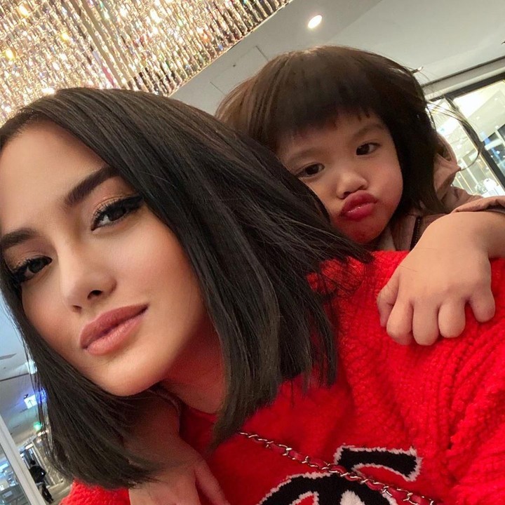 <p>Selfie bareng si kecil Cattaleya, lucu banget ya posenya. Si kecil manyun di belakang Mama Ririn. (Foto: Instagram @ririnekawati)</p>