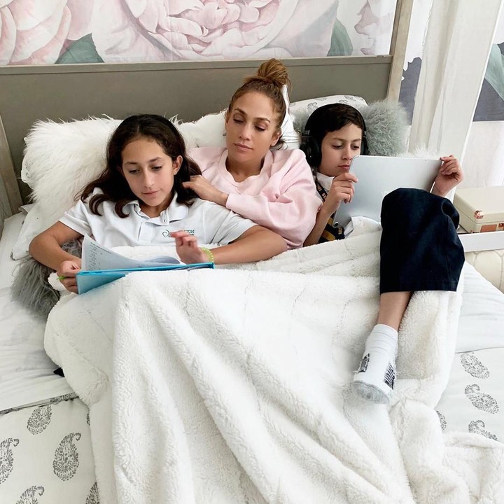Ketika selesai rehearsal, J Lo memang menyempatkan diri untuk menemani anak kembarnya mengerjakan tugas sekolah. (Foto: Instagram @jlo)