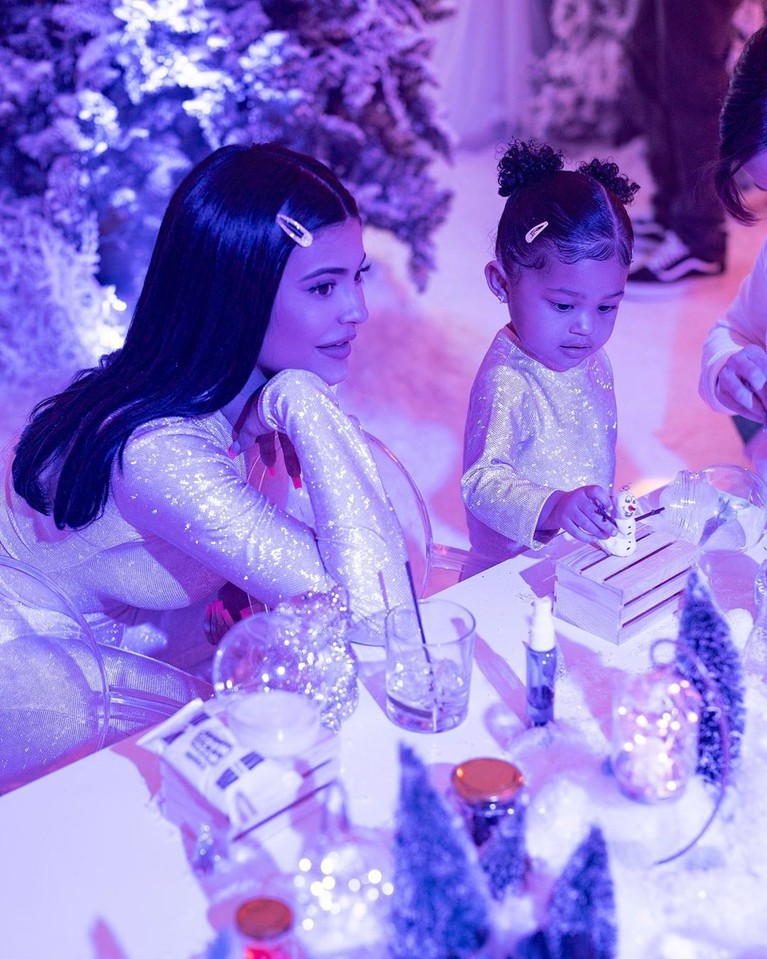 7 Keseruan Pesta Ulang Tahun Putri Kylie Jenner yang Super Mewah Stormi Webster merayakan ulang tahun yang kedua dengan konsep yang sangat mewah. Intip keseruan acara ulang tahun putri Kylie Jenner dan Travis Scott ini yuk!