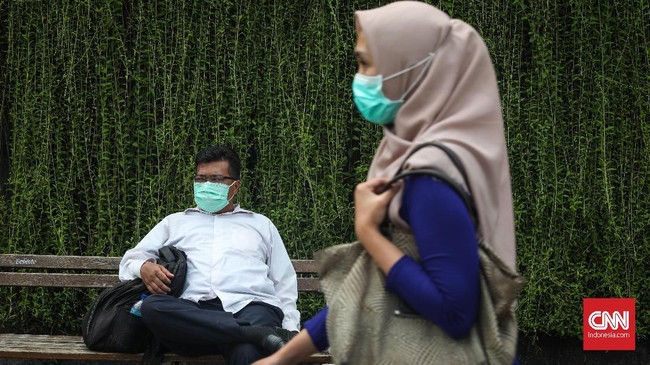 Pengamat mendorong warga melaporkan pedagang yang menjual masker dengan harga selangit karena melanggar hukum.