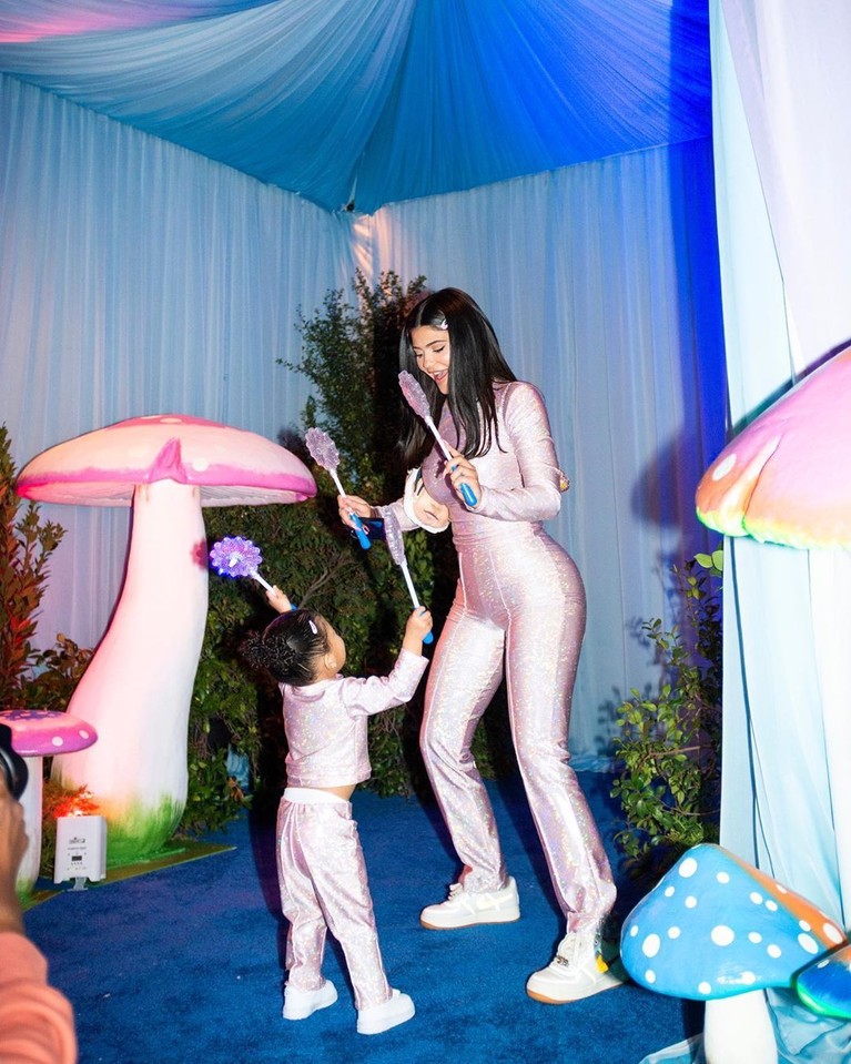 Stormi Webster merayakan ulang tahun yang kedua dengan konsep yang sangat mewah. Intip keseruan acara ulang tahun putri Kylie Jenner dan Travis Scott ini yuk!