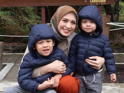 Hati Donita Remuk Lihat Dua Anak Terinfeksi Virus Bersamaan