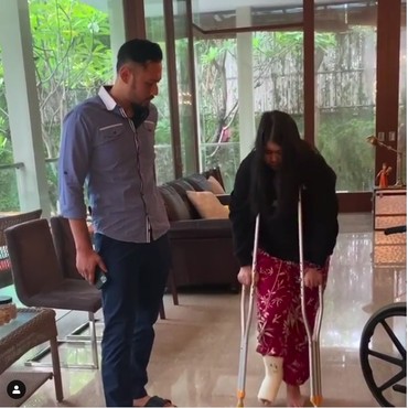 Anak Alami Patah Tulang Kaki, AHY Sabar Temani Belajar Gunakan Tongkat