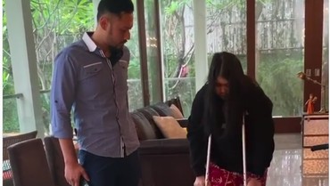 Anak Alami Patah Tulang Kaki, AHY Sabar Temani Belajar Gunakan Tongkat