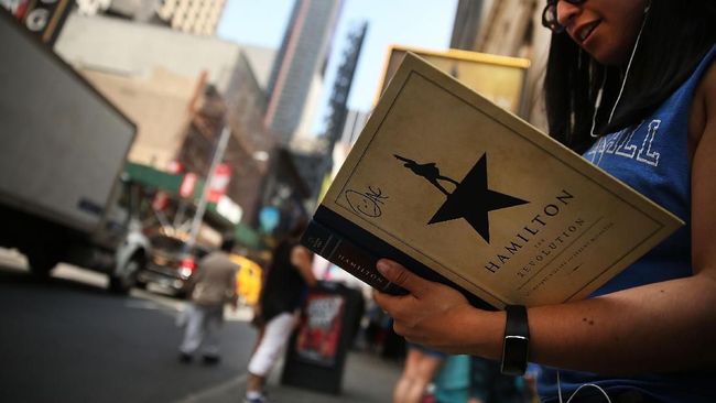 Kisah salah satu pendiri Amerika Serikat yang dibawakan dengan ala hip-hop dalam pentas Hamilton akan digarap Disney dalam bentuk layar lebar.