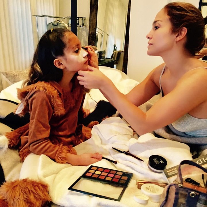 Sebagai seorang ibu yang pandai berdandan, J Lo mendandani Emme ketika akan menghadiri acara Halloween. (Foto: Instagram @jlo)