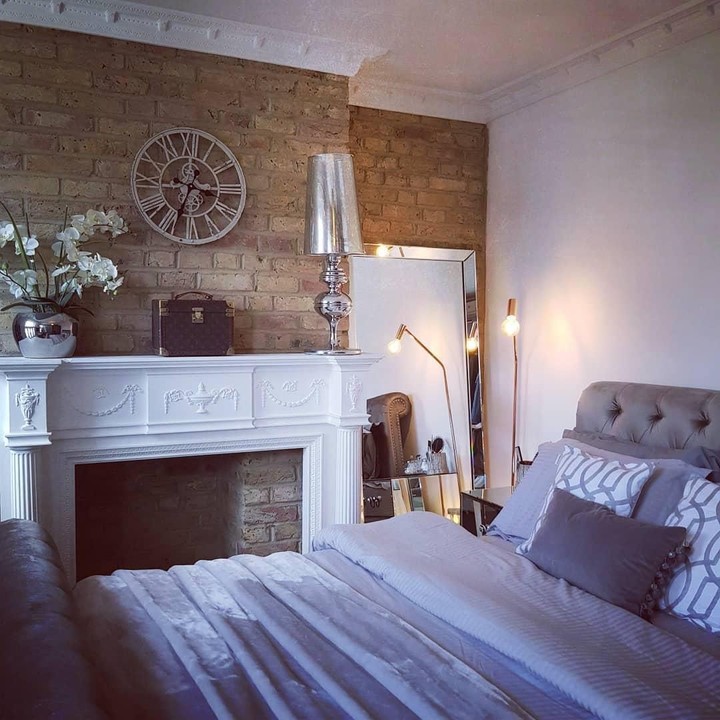 <p>Dalam beberapa unggahan di Instagram, Angie memperlihatkan isi rumahnya. Desain luar dan interiornya begitu klasik khas rumah-rumah di Inggris. (Foto: Instagram @angie_virgin)</p>