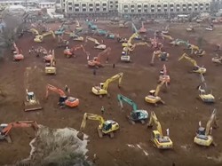 Pemandangan Ratusan Truk, Traktor, dan Ekskavator Kebut Pembangunan RS Corona di Wuhan