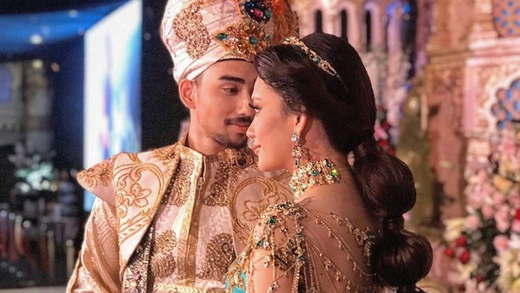 Pernikahan anak bakal calon bupati Jember menjadi viral. Di pernikahannya, wanita bernama Berlian itu menggunakan gaun seperti princess Jasmine di film Aladdin.