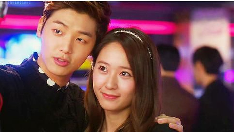 Lee Bo Na & Yoon Chan Young - Krystal & Kang Min Hyuk (The Heirs) Simak tujuh pasangan kedua di drama Korea yang sukses curi perhatian.