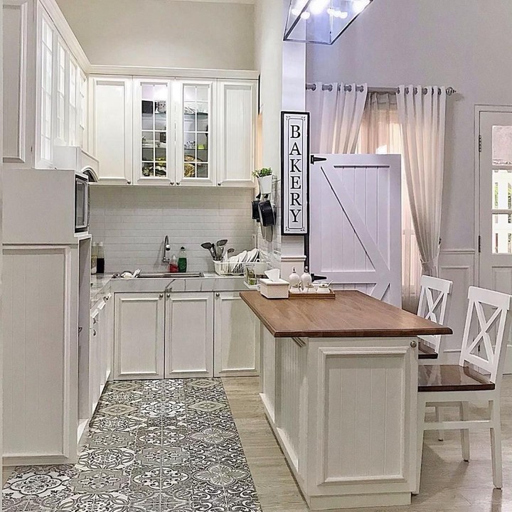 <p>Bagian dapur rumah Natalie Sarah. Lantai di bagian dapur kotornya tak dilapisi parkit melainkan keramik motif supaya mudah dibersihkan. (Foto: Instagram @natalie_sarahs)</p>