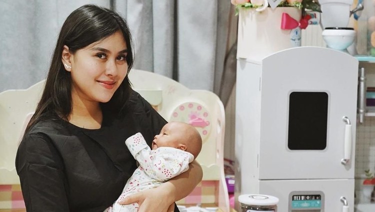 Putra Syahnaz Sadiqah dan Jeje Govinda baru saja disunat di rumah sakit, Bunda. Usia sang putra ternyata baru sebulan saat disunat.