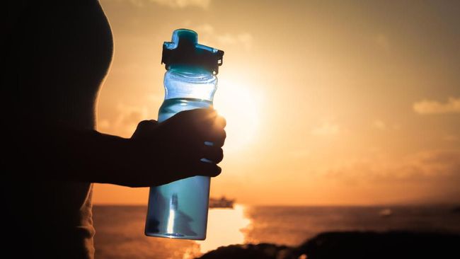 Jumlah bakteri pada botol minum bisa jauh lebih banyak daripada yang ditemukan pada dudukan toilet. Jangan lupa sering bersihkan botol minum Anda.