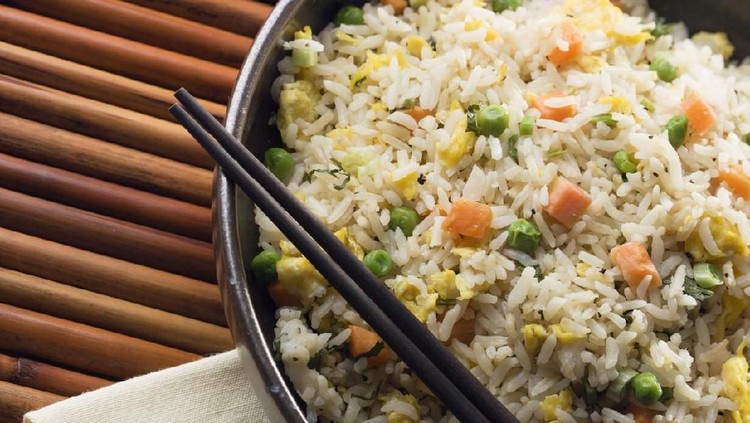 Coba resep nasi goreng oriental yang satu ini yuk, Bun. Rasanya lebih kaya lho, dari rasa nasi goreng pada umumnya. Cek bahan-bahannya berikut ini ya, Bunda.
