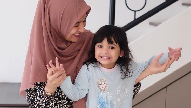 Shireen Sungkar hampir pingsan karena anaknya, Hawwa terbentur hingga mata dan pelipisnya lebam. Lihat kondisi Hawwa di artikel ini, Bun.