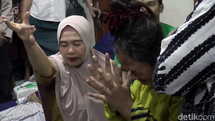 Pengobatan Ningsih Tinampi Tim gabungan lintas instansi dari Pemerintah Provinsi Jawa Timur mendatangi lokasi pengobatan Ningsih Tinampi. Di depan belasan petugas, Ningsih pun beraksi.