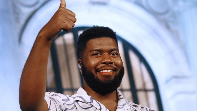 Pihak manajemen dan promotor konser Khalid di Jakarta mengumumkan menunda konser yang mestinya berlangsung 28 Maret itu karena wabah virus corona.