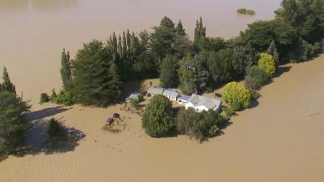 Tanah longsor dan banjir hebat merendam kawasan perumahan dan tempat wisata di Milford Sound, selatan Selandia Baru pada Rabu (5/2).