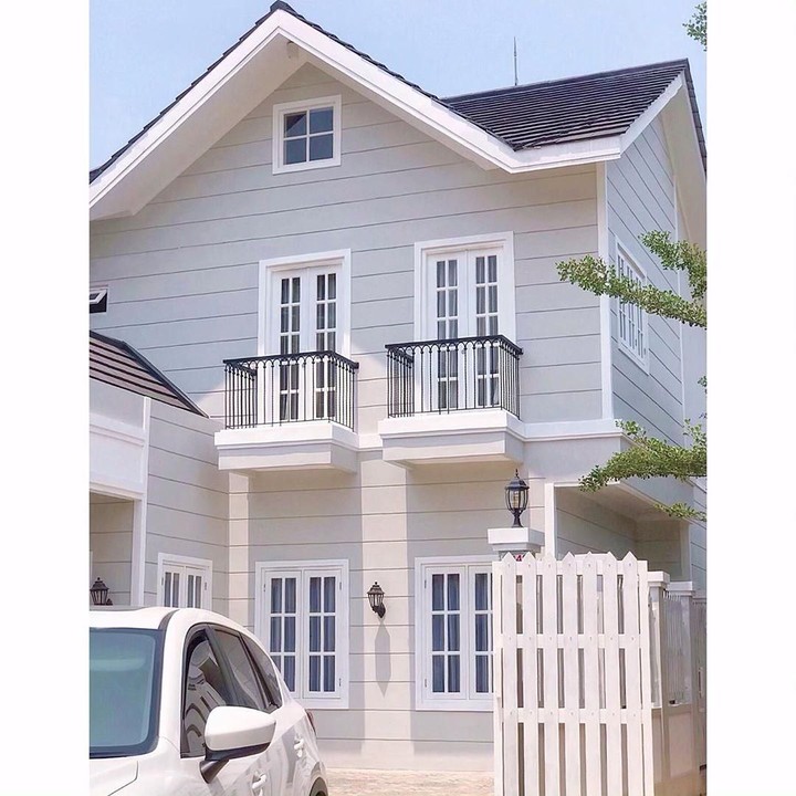 <p>Bagian depan rumah Natalie Sarah, cantik ya, Bunda? (Foto: Instagram @natalie_sarahs)</p>