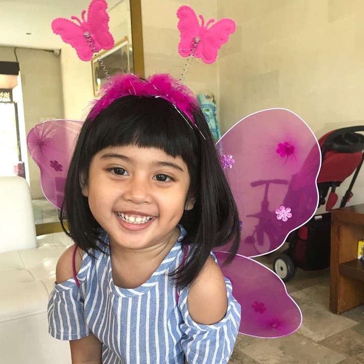 <p>Vania Athabina diangkat anak oleh Venna Melinda, setelah ditemukan di sebuah toilet masjid pada September 2016. Venna memutuskan untuk mengadopsi Vania. (Foto: Instagram @vaniaathabina24)</p>