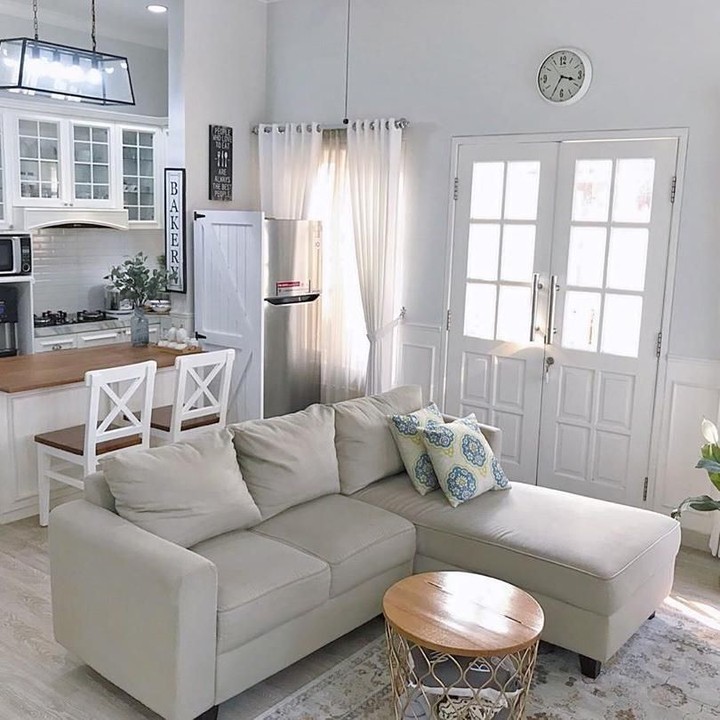 <p>Bagian ruang tengahnya menyatu dengan dapur. Semua perabot juga sengaja dipilih dengan warna yang senada. (Foto: Instagram @natalie_sarahs)</p>