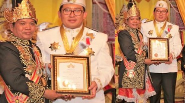 img-title Geger Raja Labok, Ini Fotonya dengan Sri Paduka Fadli Zon
