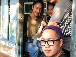 Tak Peduli Gengsi, 5 Seleb Ini Doyan Makan di Warteg