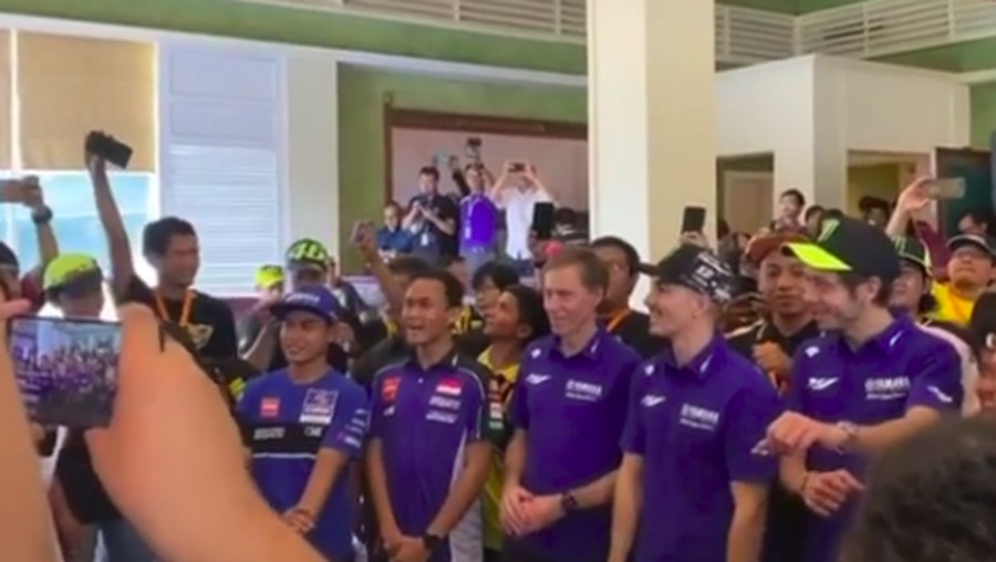 Kedatangan Maverick Vinales dan valentino Rossi ke Indonesia disambut dengan goyangan TikTok.