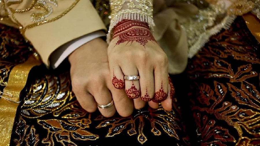 ilustrasi pernikahan Javanese Bride and Groom Hands
