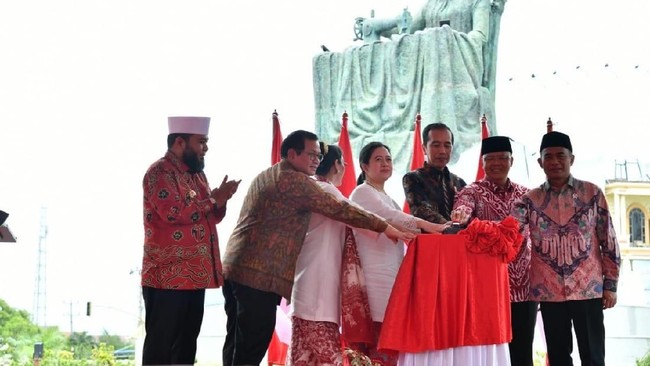 Fatmawati merupakan ibu negara pertama Republik Indonesia. Dia adalah istri Soekarno dan ibu dari Guntur, Megawati, Rachmawati, Sukmawati dan Guntur.