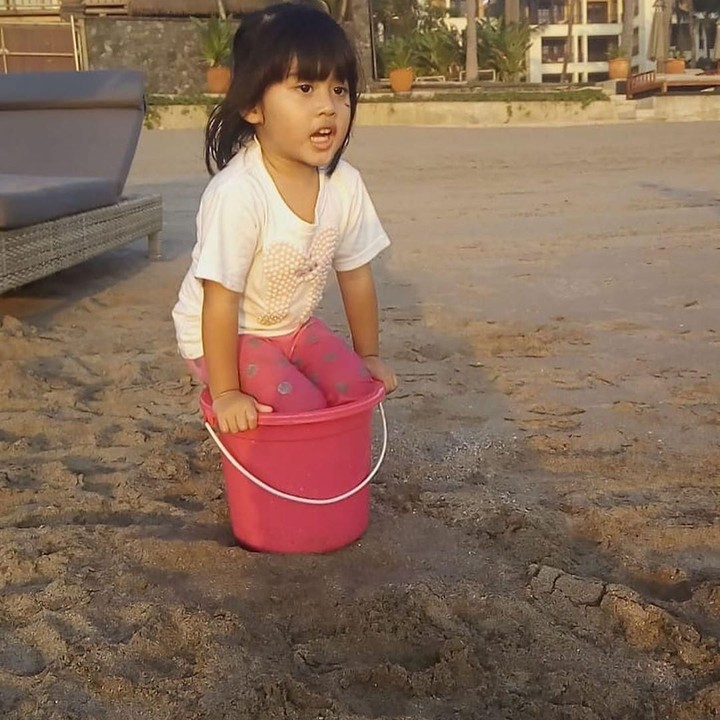 <p>Kini Vania tumbuh jadi gadis kecil yang ceria dan cantik. Bocah tiga tahun ini sudah banyak gaya ketika difoto. Termasuk berdiri di dalam ember. (Foto: Instagram @vaniaathabina24)</p>