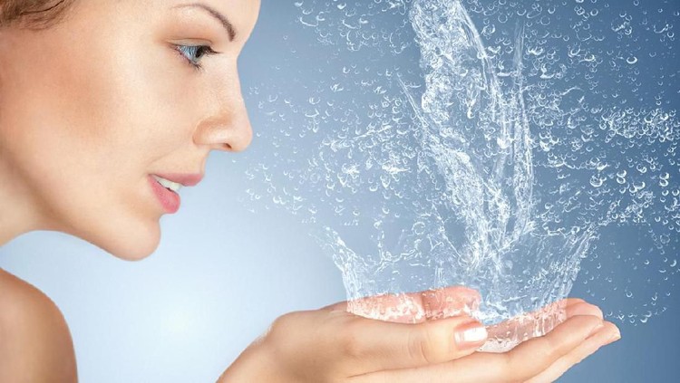 Bunda rutin menggunakan makeup? Maka harus rutin pula membersihkan wajah. Salah satunya dengan menggunakan micellar water. Ketahui manfaatnya yuk.