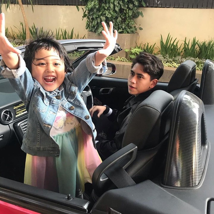 <p>Tak mau kalah, Athala juga rupanya sering menghabiskan watu berdua dengan Vania. Kali ini jalan-jalan naik mobil berdua, Bun. (Foto: Instagram @vennamelindareal)</p>