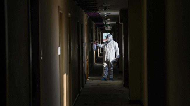 Warga Australia yang bekerja di Beijing, China, dipecat oleh perusahaan karena melanggar aturan karantina terkait virus corona yang berlaku di sana.