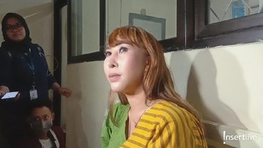 img-title Ketemu di Persidangan, Henny Mona Masih Cium Tangan Rio Reifan