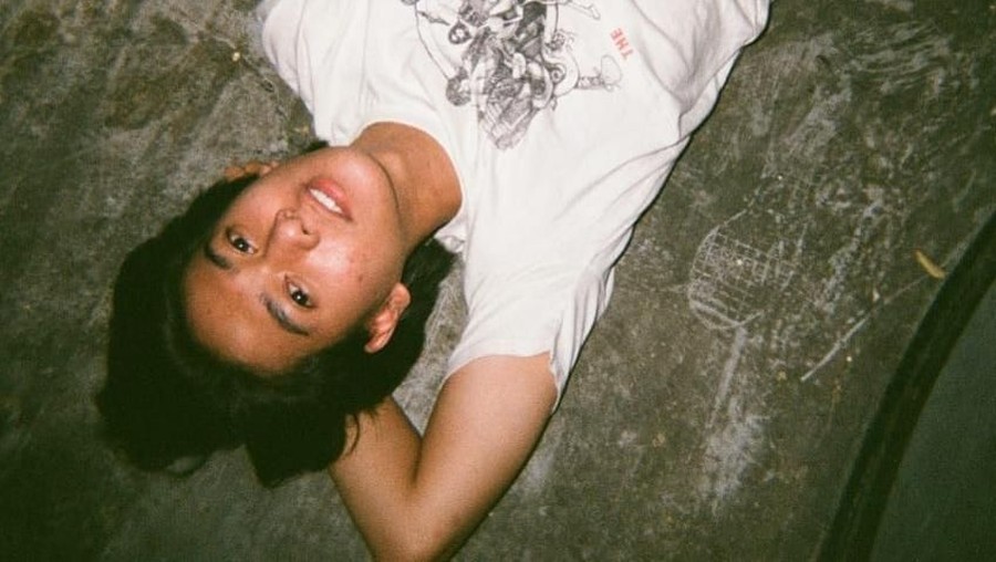 Unggahan Instagram Sinyorita Esperanza mengenai perbincangan fiktif antara dirinya dan Dilan mengundang tawa netizen.