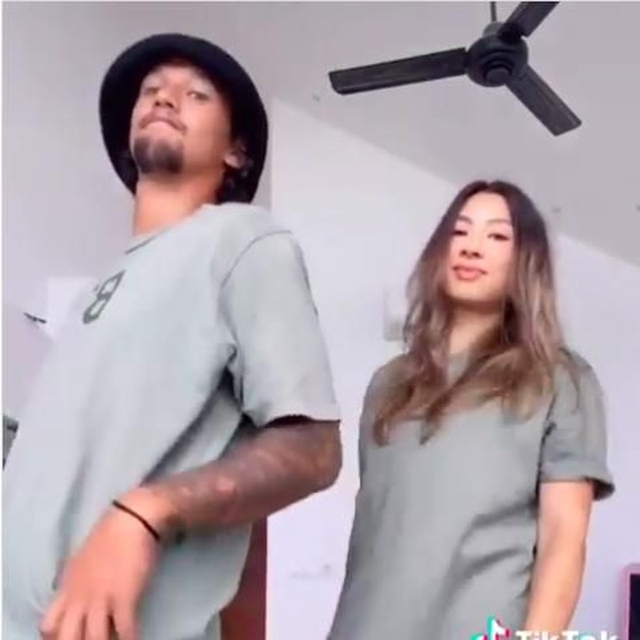 <p>Istri pesepakbola Irfan Bachdim, Jennifer Bachdim tampil serasi dengan suaminya saat mencoba challenge ini. Mengenakan baju berwarna abu-abu, suami istri ini kompak banget melakukan  #AnySongChallenge. (Foto: tangkapan layar Instagram @jenniferbachdim)</p>