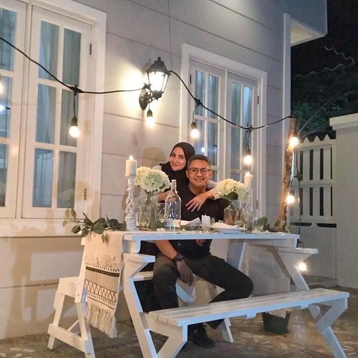 <p>Rumah Natalie Sarah juga memiliki patio, lagi-lagi nuansanya berwarna putih. (Foto: Instagram @natalie_sarahs)</p>