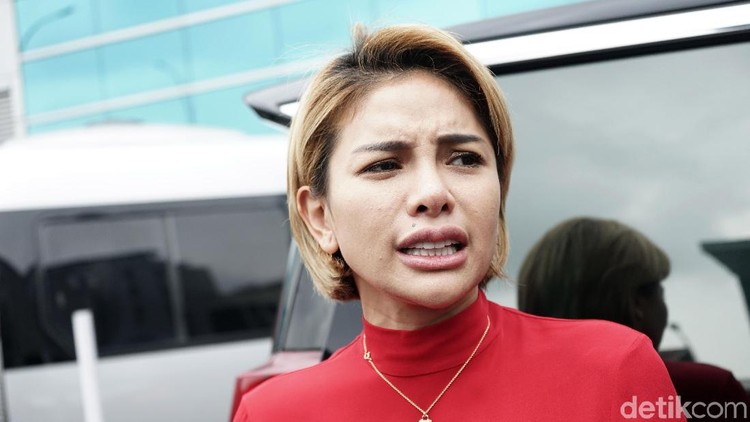 Nikita Mirzani membawa serta anak bungsunya saat ditahan. Nikita menceritakan kondisi sang buah hati yang hidup seadanya di penjara.