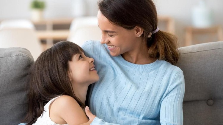 Bersama anak ternyata tidak sama dengan di dekat anak, Bun. Mulai sekarang, biasakan sisihkan waktu untuk bersama anak tanpa gangguan apapun.