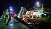 FOTO: Cuaca Buruk, Pesawat Boeing 737 Tergelincir di Turki Pesawat Boeing 737 milik maskapai berbiaya murah Turki, Pegasus Airline tergelincir di landasan pacu pada Rabu (5/2).