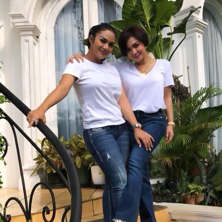 <p><strong>Yuni Shara dan Krisdayanti</strong>   Kakak beradik yang satu ini sama-sama berkecumpung di bidang musik. Keduanya bahkan dijuluki sebagai diva Indonesia lho. (Foto: Instagram @yunishara36)</p>