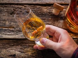 Korban Virus Corona Ini Klaim Sembuh dengan Minum Whisky Plus Madu