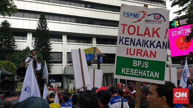 Ratusan buruh mengepung kantor Kementerian Kesehatan dan berunjuk rasa menolak kenaikan iuran BPJS Kesehatan.