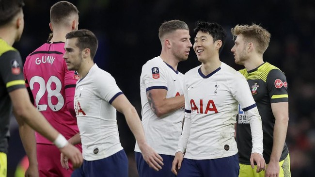 FOTO: Tottenham Rebut Tiket 16 Besar Piala FA