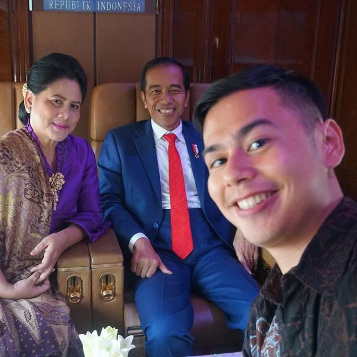 <p>Surya bahkan berkesempatan mengajarkan bahasa isyarat kepada Presiden Joko Widodo. (Foto: Instagram @suryasahetapy)</p>