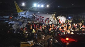 FOTO: Cuaca Buruk, Pesawat Boeing 737 Tergelincir di Turki