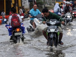 Jalanan Jakarta Tergenang: Kelapa Gading, Pulo Gadung, hingga Kemang
