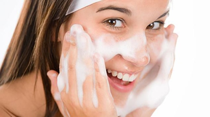 Tips Mencuci Wajah Sesuai Jenis Kulit