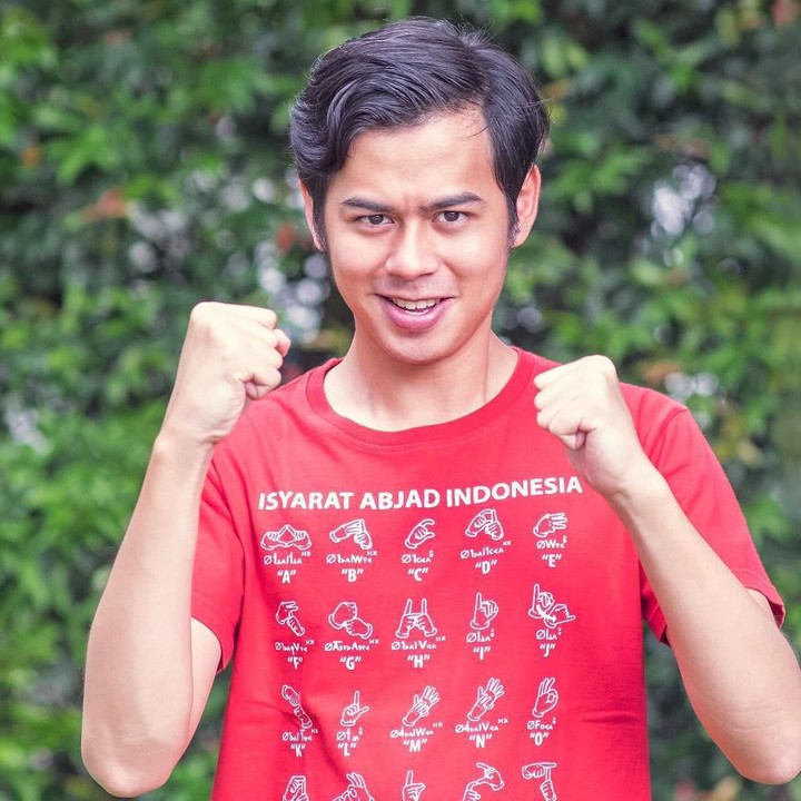 <p>Pria berusia 26 tahun ini membuka kelas untuk pelatihan BISINDO di berbagai kota di Indonesia lho, Bun. (Foto: Instagram @suryasahetapy)</p>